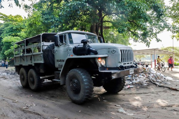 Militares mexicanos cierran el paso a migrantes en el río Suchiate