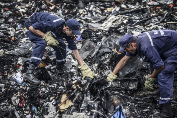 Cadáveres del vuelo MH17 pasan a manos de expertos internacionales