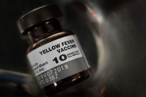 Brasileños abarrotan centros de vacunación por fiebre amarilla
