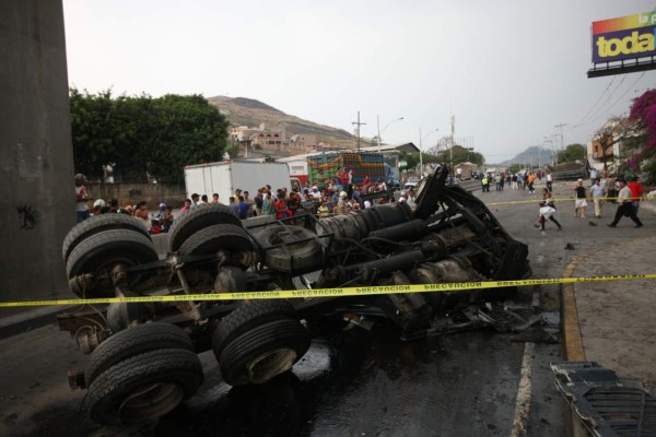 Colisión entre rastra y camioneta deja dos muertos en Tegucigalpa