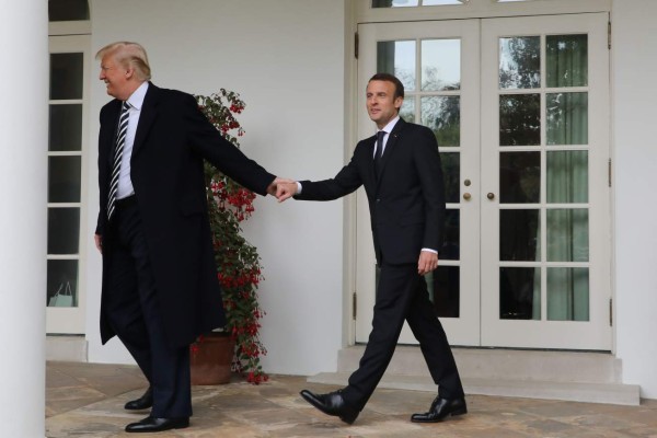Besos, abrazos y brindis: La inesperada amistad entre Trump y Macron