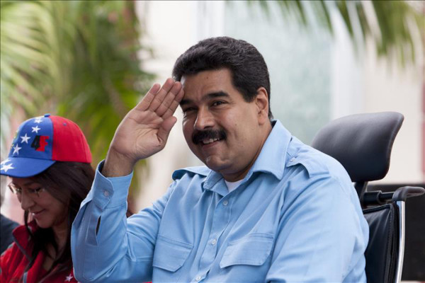 Capriles llama a protestar en paz y Maduro dice que los focos violentos se extinguen