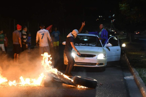 Disturbios, bloqueos y quema de llantas en varias ciudades de Honduras