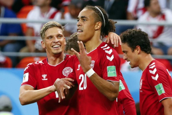 Yussuf Poulsen (centro) celebrando su gol con sus compañeros. Foto AFP