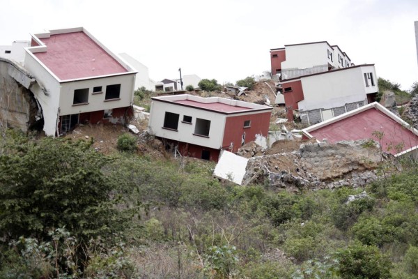 Vecinos de Ciudad del Ángel impedirán demolición de las viviendas destruidas