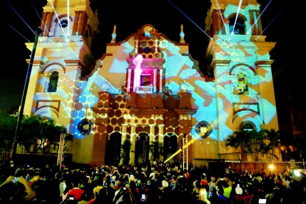 Impresionante videomapping en catedral de San Pedro Sula