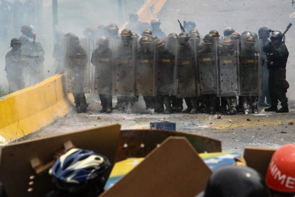 Venezuela: Oposición marcha contra la Constituyente y el chavismo reúne firmas para los candidatos