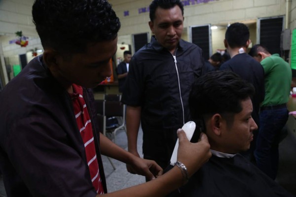 Jóvenes cortan pelo y barba gratis en fundación en San Pedro Sula