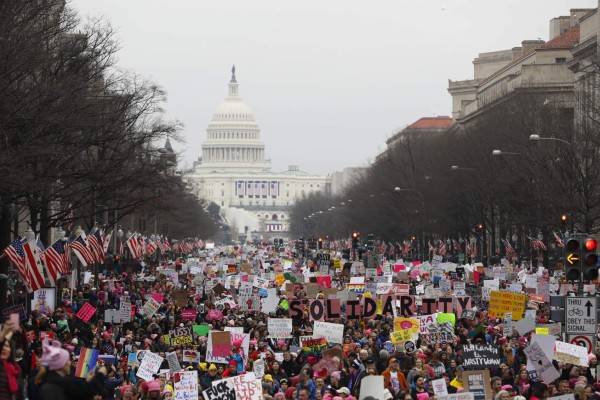 Miles participan en EUA de marchas de mujeres contra Trump