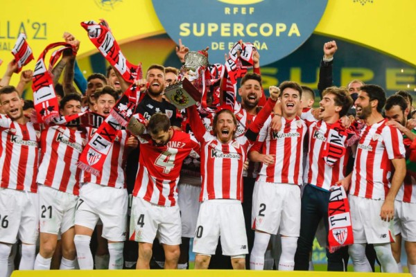 In this handout picture released by RFEF (Spanish Royal Football Federation) Athletic Bilbao players celebrate after winning the Spanish Super Cup final football match between FC Barcelona and Athletic Club Bilbao at La Cartuja stadium in Seville on January 17, 2021. (Photo by Pablo GARCIA / various sources / AFP) / RESTRICTED TO EDITORIAL USE - MANDATORY CREDIT 'AFP PHOTO / RFEF/ PABLO GARCIA'- NO MARKETING - NO ADVERTISING CAMPAIGNS - DISTRIBUTED AS A SERVICE TO CLIENTS