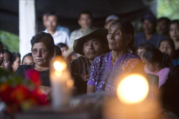 Municipio guatemalteco vive su peor drama y sepulta a los muertos en un accidente