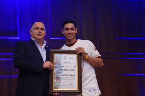 Mauricio Dubón recibe reconocimiento como Sampedrano Distinguido por parte de la alcaldía