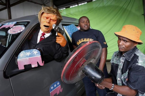 Un asistente de producción utiliza un ventilador para mover el pelo de la marioneta de Donald Trump durante el rodaje de la 11ª temporada del programa satírico de marionetas 'The XYZ Show'. EFE