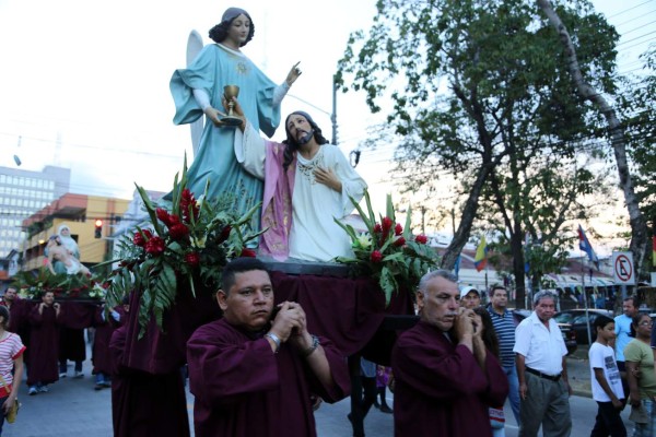 Sampedranos muestran su fe en procesión del Santo Entierro