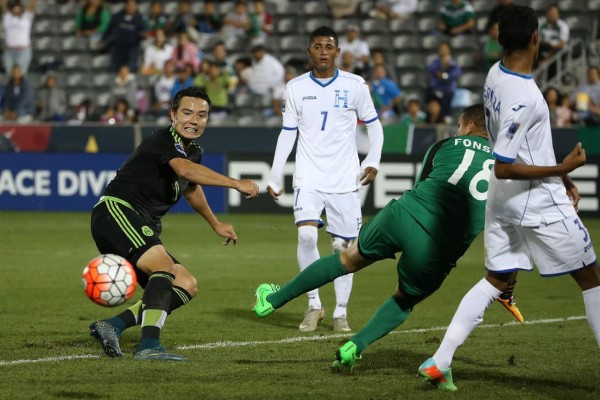 Una Honduras en desventaja tropieza contra México