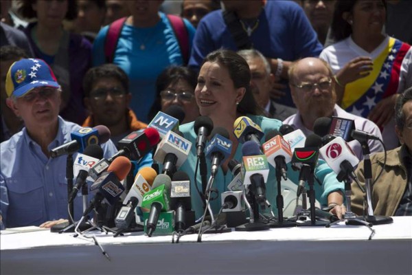 Chavismo y oposición celebran y critican primera reunión por el diálogo