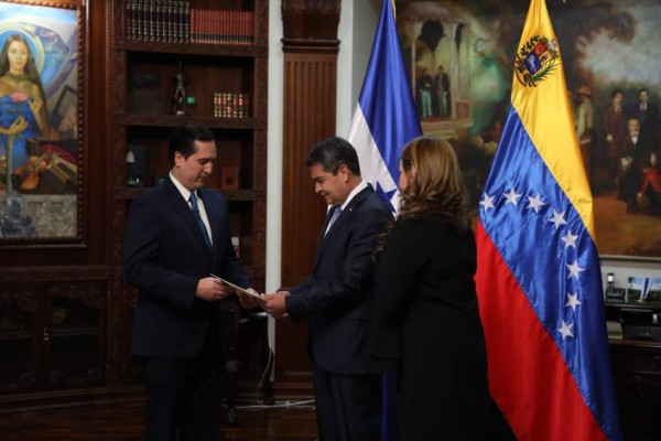 Nuevo embajador de Venezuela presenta credenciales