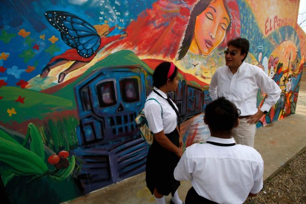 Italian priest Ferdinando Castriotti (R) speaks with students at his foundation in El Paraiso, Honduras, in the border with Nicaragua, on October 20, 2019. - Castriotti trains deportees to facilitate their social insertion. (Photo by STR / AFP)