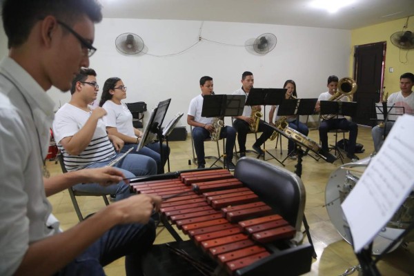 Jóvenes músicos reciben apoyo para viajar a México