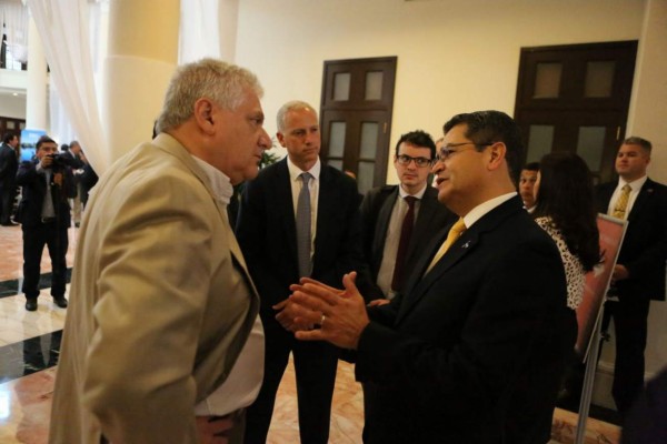 Presidente de Honduras expone el plan 20/20 a empresarios de EUA