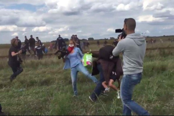 La reportera húngara que pateó y puso zancadillas a refugiados sirios que llegaban al país desde Serbia ha reconocido su acción, pero no ha querido dar explicaciones y no ha pedido perdón.