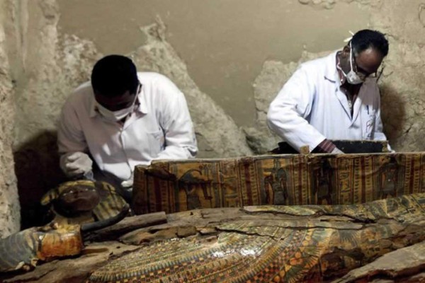 Descubren en Luxor una tumba 'intacta' de un alcalde faraónico con 8 momias