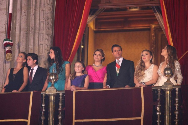 Peña nieto celebra la independencia con el tradicional grito mexicano