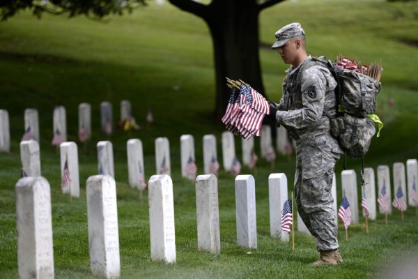 Obama rinde tributo a soldados de EUA en Día de los Caídos