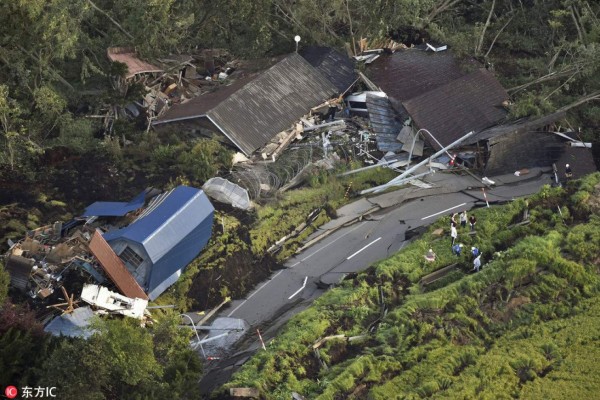 Una veintena de desaparecidos en el fuerte terremoto al norte de Japón