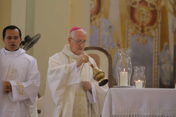 Cientos de feligreses participan de la misa Crismal en San Pedro Sula