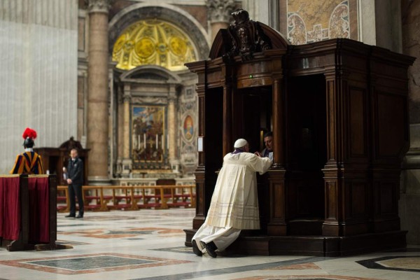 El Papa se confiesa de rodillas en el Vaticano