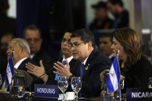 GUA416. ANTIGUA (GUATEMALA), 16/11/2018.- El presidente de Honduras, Juan Orlando Hernández, pronuncia un discurso en la sesión plenaria de jefes de estado en la XXVI Cumbre Iberoamericana, hoy, en Antigua, Guatemala. EFE/Rodrigo Sura