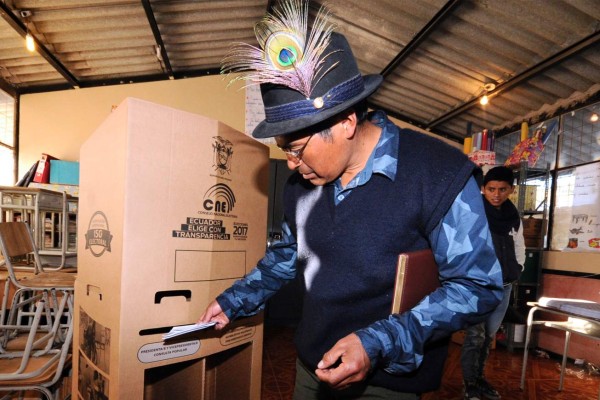Ecuatorianos acuden a las urnas para elegir nuevo presidente
