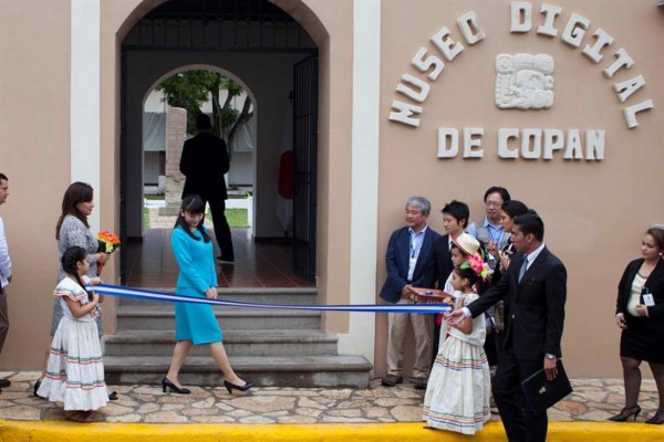 Princesa Mako visita el parque Arqueológico Copán Ruinas