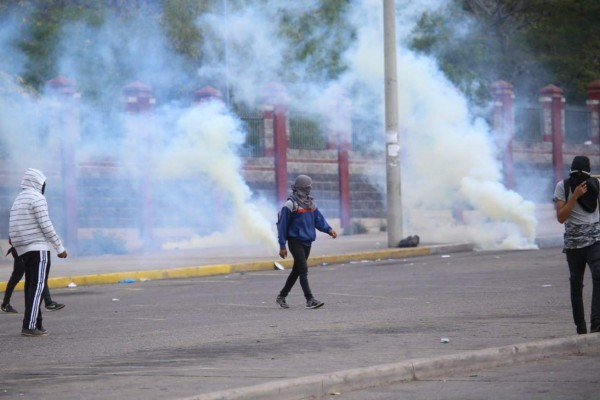 Policía desaloja a grupo de encapuchados frente a la Unah