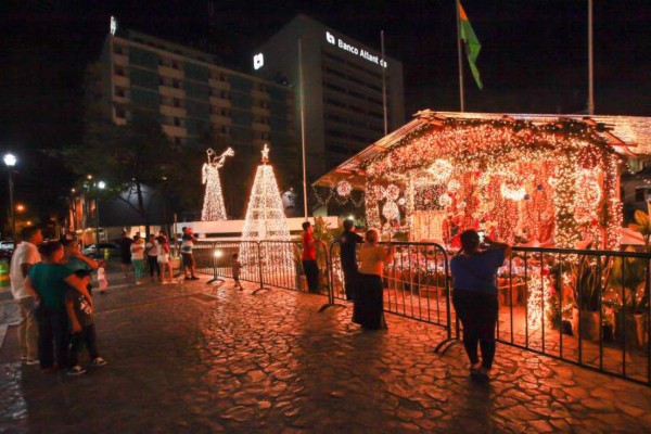 Iluminan parque central de San Pedro Sula con luces navideñas