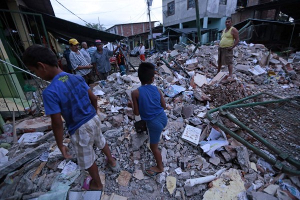 Sube a 233 balance de muertos por potente sismo en Ecuador
