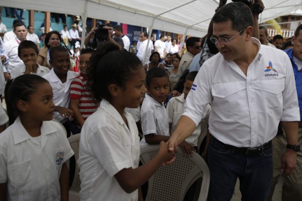 Entregan uniformes a escolares de Islas de la Bahía