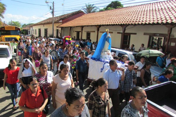 Devotos celebran a la Virgen Inmaculada Concepción