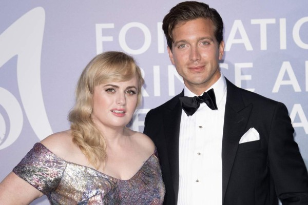 Rebel Wilson sale con un joven empresario millonario