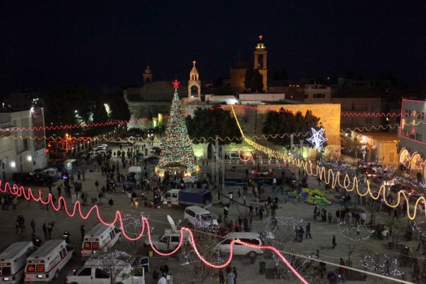 JER16. Bethlehem (---), 23/12/2012.- View of the Christmas tree in Manger Square with the Church of the Nativity (behind), where Christians believe the Virgin Mary gave birth to Jesus Christ, in the West Bank town of Bethlehem, 23 December 2012. EFE/EPA/ABED HASHLAMOUN MIDEAST BETHLEHEM CHRISTMAS Church of Nativity in Bethlehem before Christmas