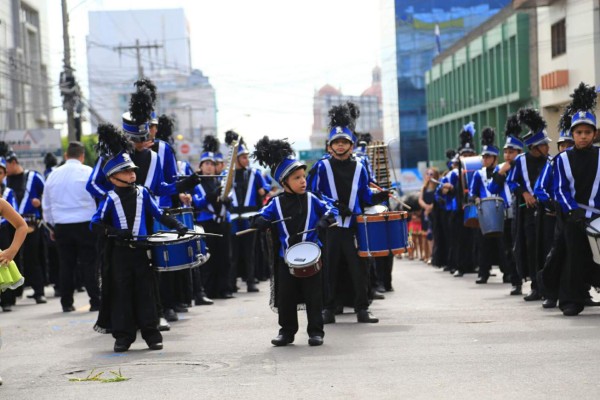 Los escolares sampedranos marchan para celebrar a Honduras este lunes.