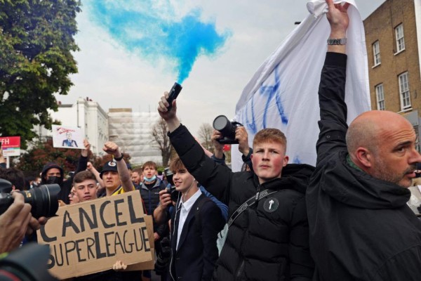 Football supporters demonstrate against the proposed European Super League outside of Stamford Bridge football stadium in London on April 20, 2021, ahead of the English Premier League match between Chelsea and Brighton and Hove Albion. - The 14 Premier League clubs not involved in the proposed European Super League 'unanimously and vigorously rejected' the plans at an emergency meeting on Tuesday. Liverpool, Arsenal, Chelsea, Manchester City, Manchester United and Tottenham Hotspur are the English clubs involved. (Photo by Adrian DENNIS / AFP)