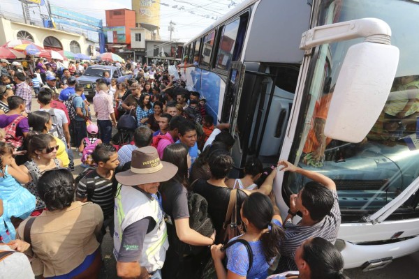 Caos en terminales de buses por masiva movilización en Semana Santa