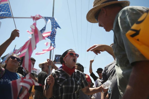 Antiinmigrantes se enfrentan con grupos defensores en EUA