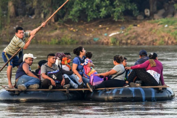 Migrantes ingresan ilegalmente a México por el río Suchiate