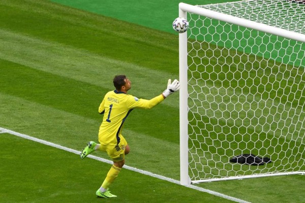 El mejor de la Euro: Golazo de media cancha en triunfo de República Checa ante Escocia