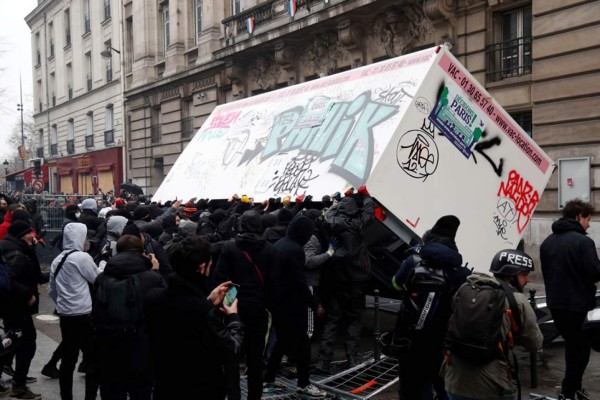 Cientos de miles en las calles y huelga para decir 'no' a reforma de pensiones en Francia