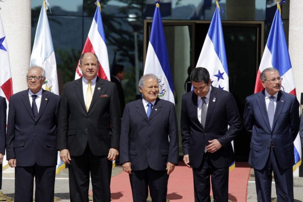 Inicia cumbre del Sica y Honduras recibe Presidencia temporal