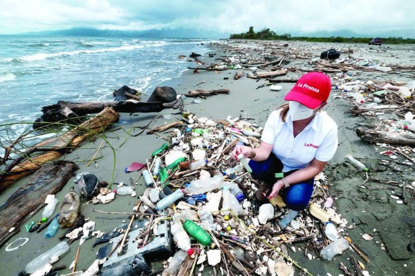 11 de agosto 2021 Diario la Prensa recorrió la barra del motagua y las playas de omoa para documentar la llegada de la basura proveniente de Guatemala